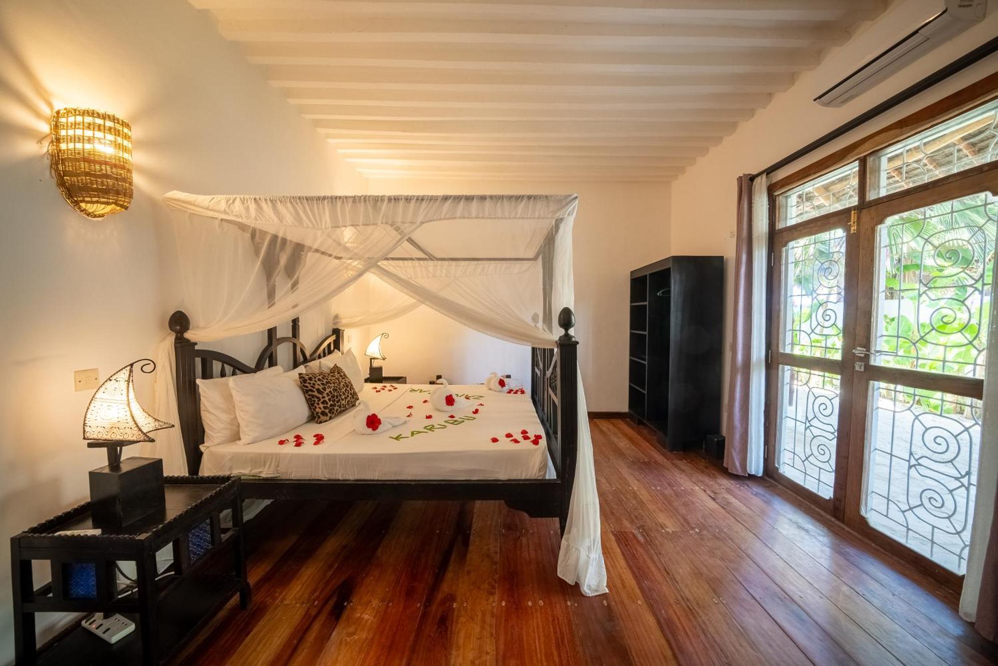 Beachfront Turtle House Zanzibarhouses Villa